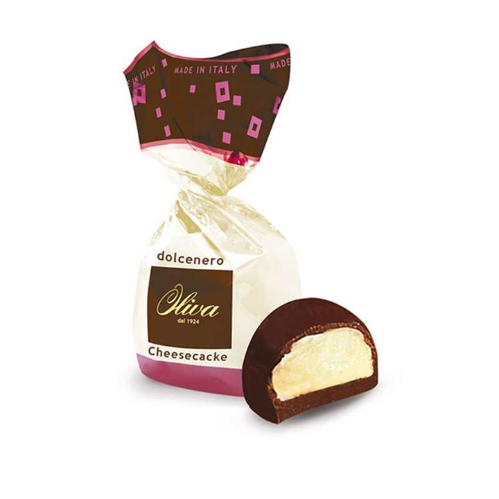 Bild på Mörk chokladpralin med cheesecake- & körsbärsfyllning